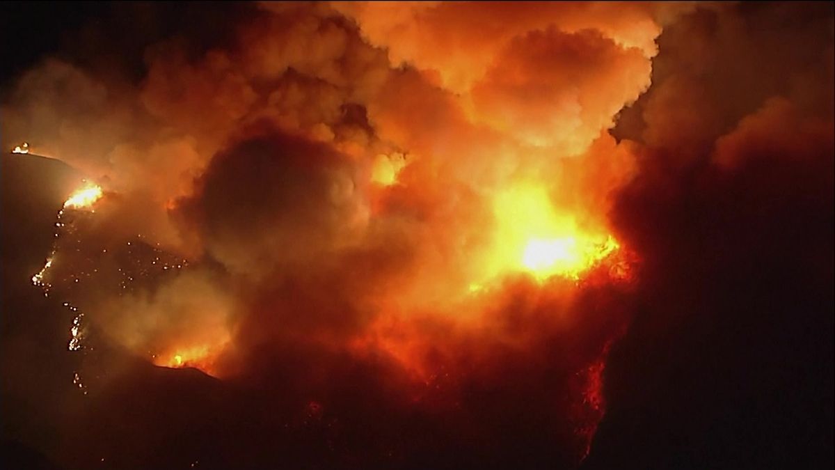 Video: Kalifornské peklo. Rozsáhlý požár se nedaří dostat pod kontrolu